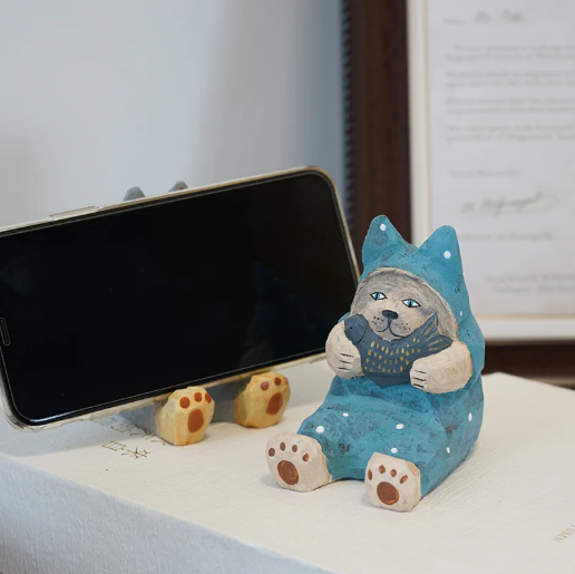 sitting-cat-wooden-phone-holder